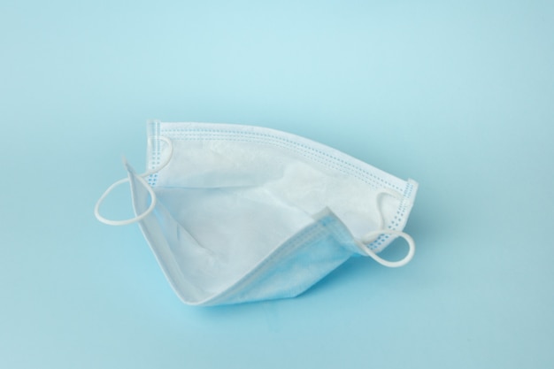 Gebruikt chirurgisch masker. coronavirus preventie.