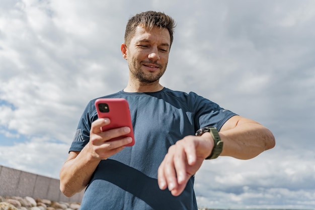 Gebruikt een fitnesshorloge om te hardlopen en een app om trainingsresultaten te berekenen Een joggende man