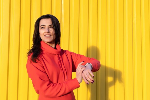 Gebruikt een slim horloge om de polsslag op de handen te meten, een vrouw sport op straatfitness en a