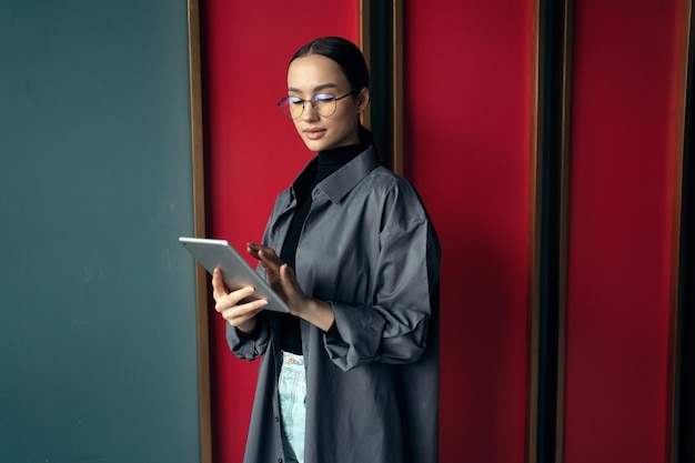 Gebruikt een tablet een vrouwelijke formele kledingmanager werkt in een kantoor Concept kantoor