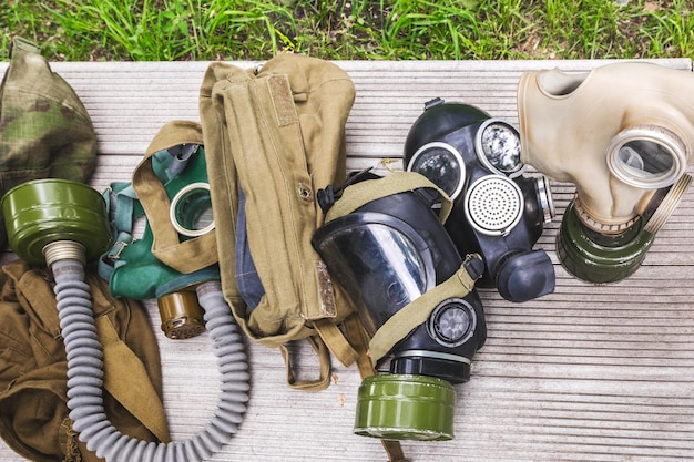 Foto gebruikte gasmaskers worden voorbereid voor verwijdering militaire versies van oude gasmaskers