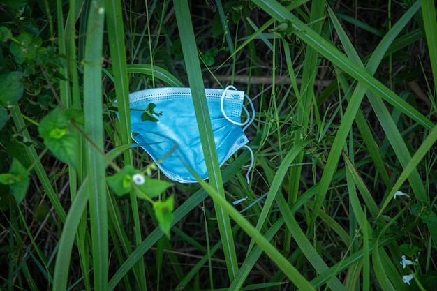 Gebruikte maskers die in de prullenbak worden gegooid