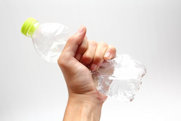 Gebruikte plastic fles in de hand