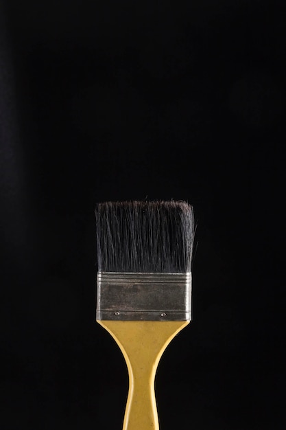 gebruikte schilder penseel die heeft zwarte haren en nauwelijks contrasten tegen een achtergrond van dezelfde kleur