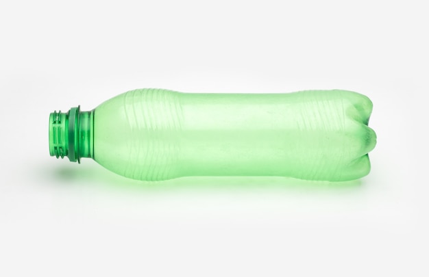 Gebruikte transparante groene plastic fles op een afgelegen witte achtergrond