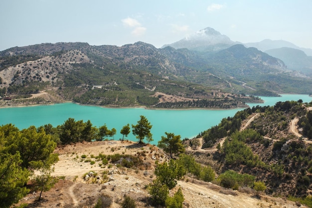 Gecitkoy (Dagdere) dam met turquoise water in de buurt van Kyrenia, Noord-Cyprus.