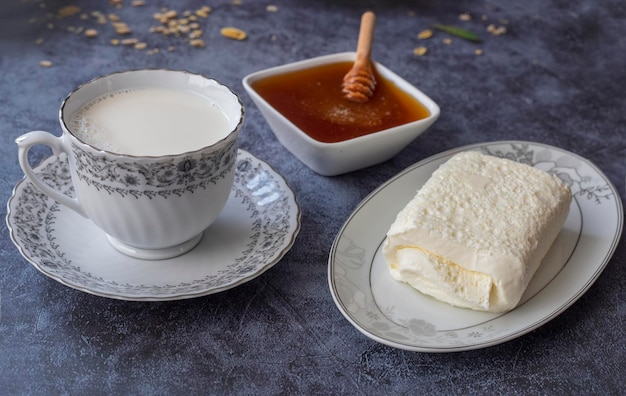 Gecloteerde room boterroom voor het Turkse ontbijt Kaymak honing en een glas melk