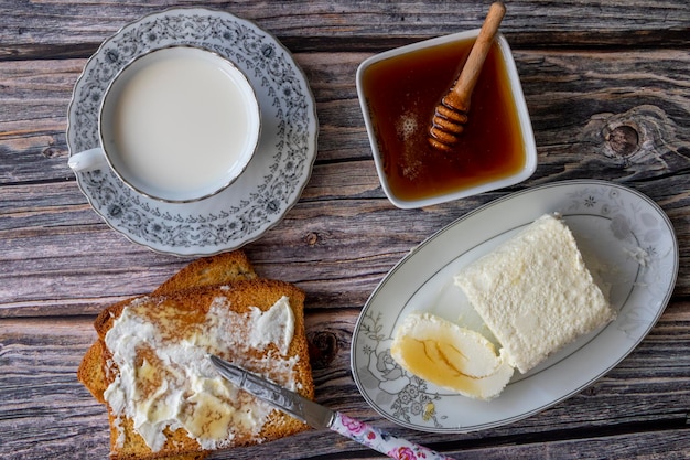 Gecloteerde room boterroom voor het Turkse ontbijt Kaymak honing en een glas melk