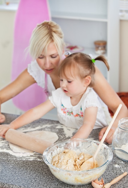 Geconcentreerd vrouwenbaksel met haar dochter