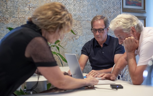 Foto geconcentreerd zakelijk team dat samenwerkt tijdens het browsen op laptop