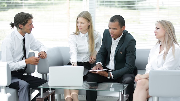 Geconcentreerd zakelijk team op de werkplek na te denken over zakelijke problemen .photo met kopieerruimte