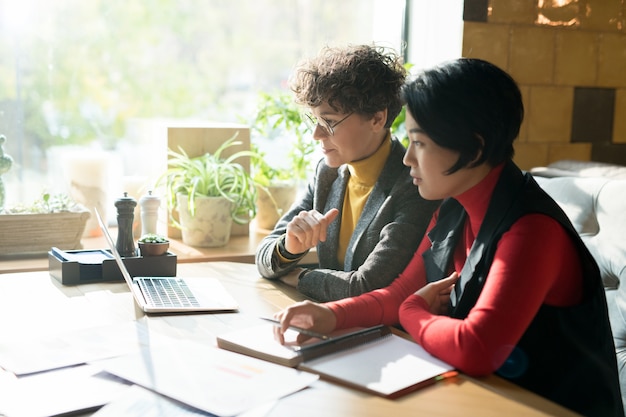 Geconcentreerde dames werken in café