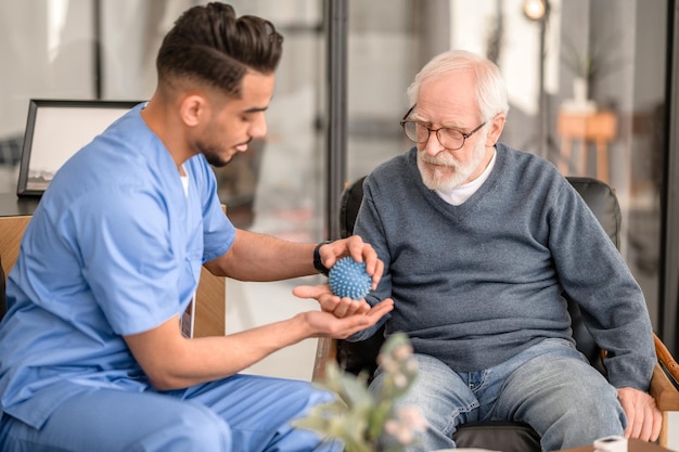 Geconcentreerde fysiotherapeut die een fysiotherapiesessie leidt