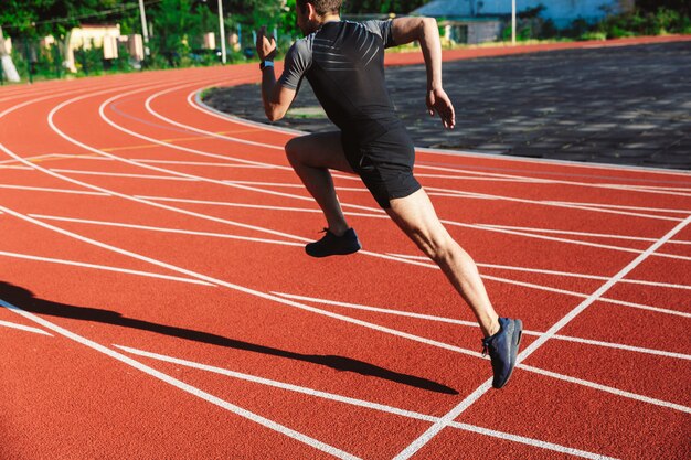 Geconcentreerde jonge sportman