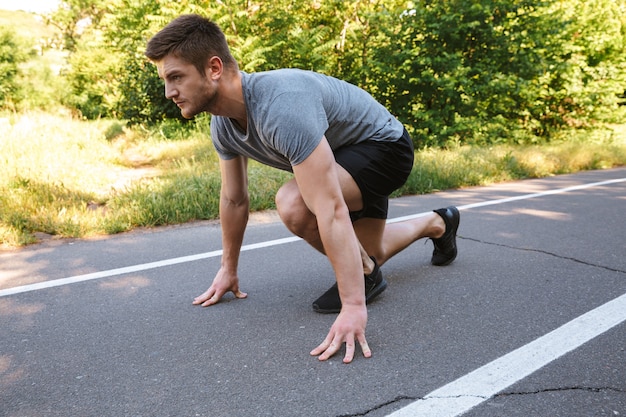 Geconcentreerde sportman klaar om te beginnen met hardlopen