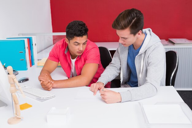 Geconcentreerde studenten die samen studeren