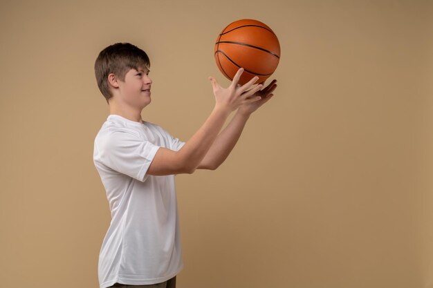Geconcentreerde tiener die basketbal speelt tijdens de fotoshoot