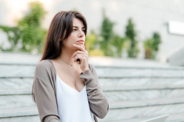 Geconcentreerde vrouw denken