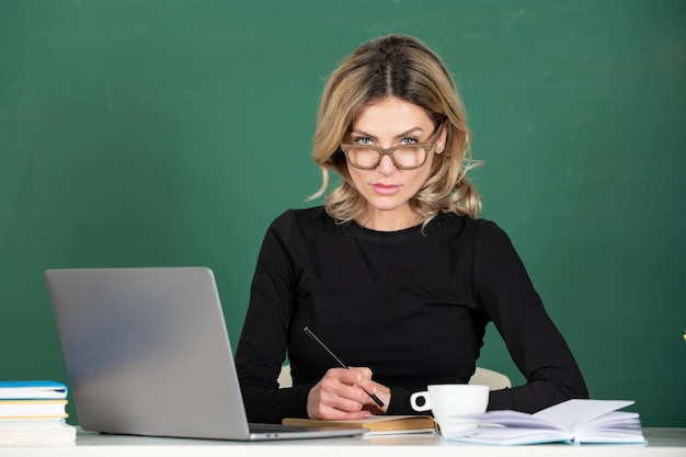 Geconcentreerde vrouwelijke leraar op les sexy student meisje lesgeven of leren in de klas op de middelbare school