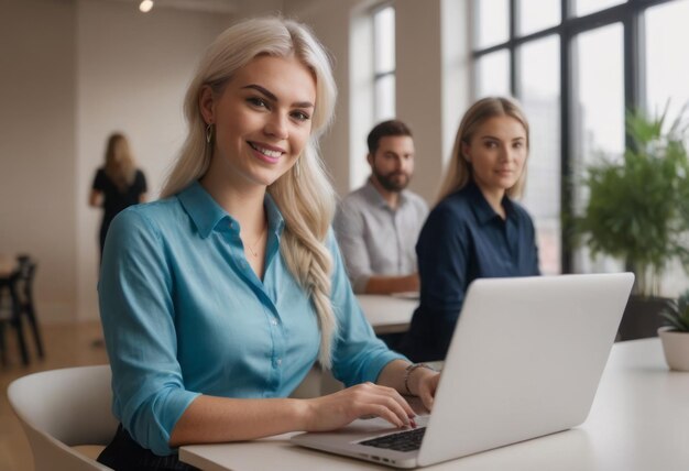 Geconcentreerde vrouwelijke professional die aan haar laptop werkt in een druk kantoor haar uitdrukking serieus en