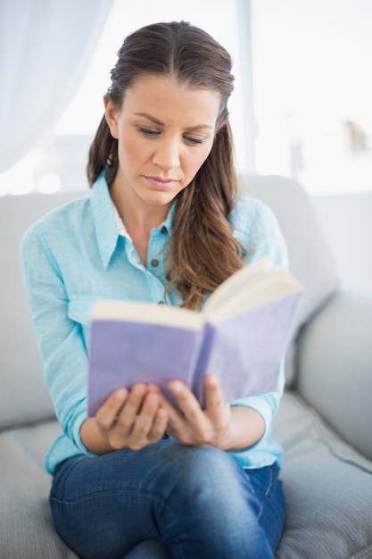 Geconcentreerde vrouwenzitting op het boek van de laaglezing