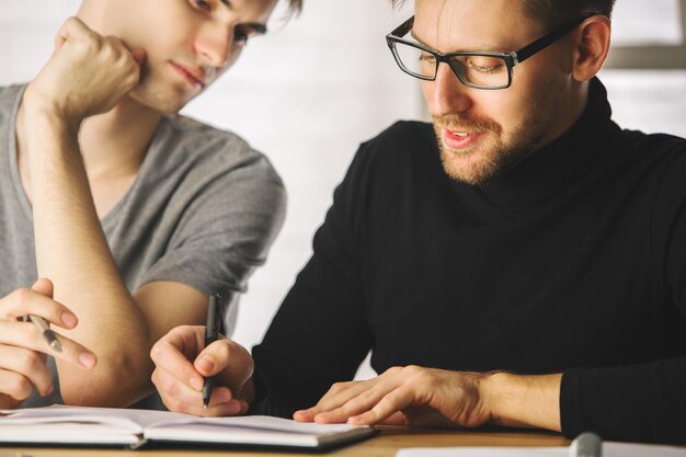 Foto geconcentreerde zakenlieden die papierwerk doen