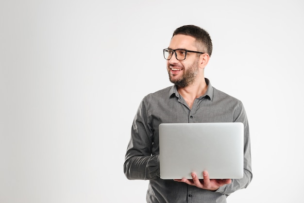 Geconcentreerde zakenman die laptop computer met behulp van.