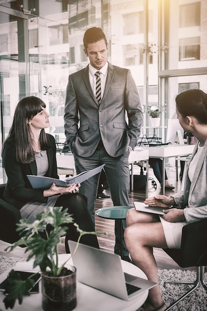 Geconcentreerde zakenmensen bespreken