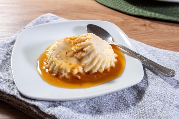 Gecondenseerde melkpudding met gekarameliseerde saus