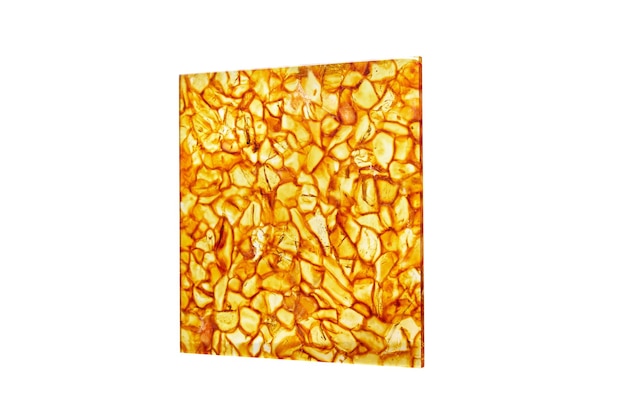 Geconfronteerd met tegels van verschillende kleuren van ambersteen met een prachtig structuurpatroon op een witte achtergrond in het licht met verschillende hoeken en een schaduw