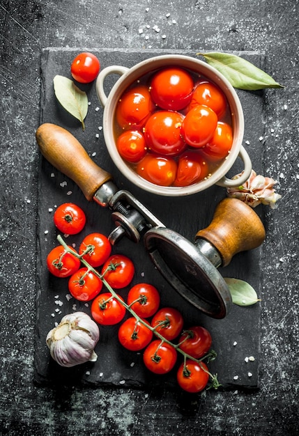 Geconserveerde en verse tomaten op een stenen bord