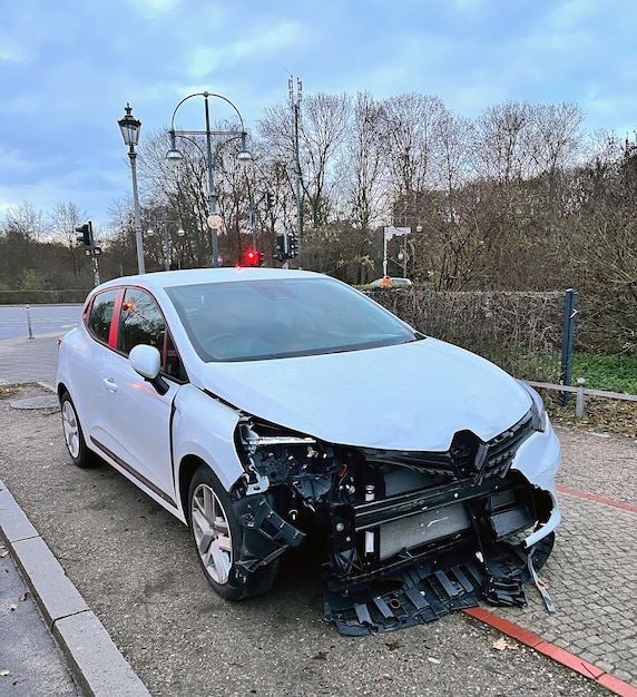 Gecrashte gezinsauto met hatchback Een beschadigd voertuig staat geparkeerd te wachten op een verzekeringsagent Auto-ongeluk in Europa