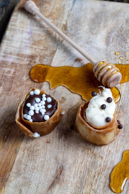 Gedecoreerd dessert van zoet bladerdeeg met chocoladevulling en natuurlijke honing