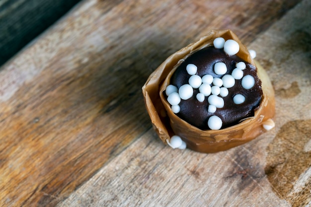 Gedecoreerd dessert van zoet bladerdeeg met chocoladevulling en natuurlijke honing