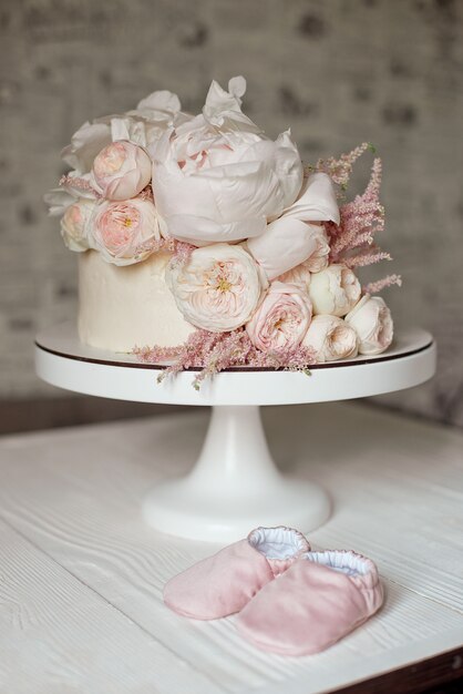 Gedecoreerd met verse bloemen, witte naakte cake, een stijlvolle cake