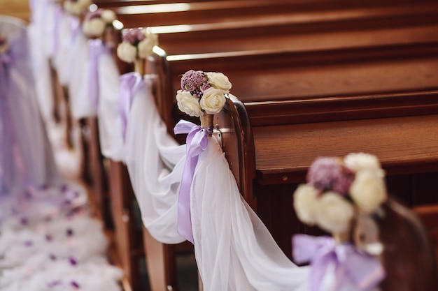 Gedecoreerde banken in de kerk