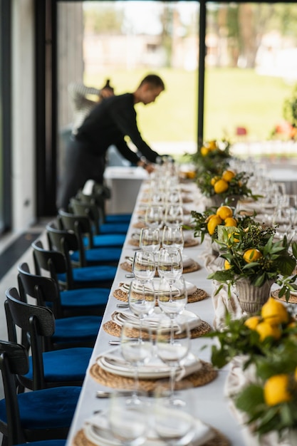 Gedecoreerde bruiloftsfeestzaal in klassieke stijl