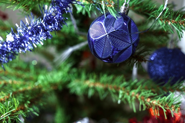 Gedecoreerde kerstboom close-up, sprankelende gekleurde ballen