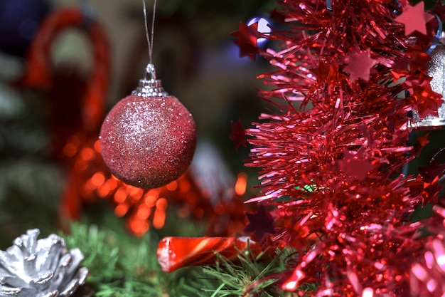 Gedecoreerde kerstboom close-up, sprankelende gekleurde ballen