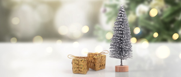 Gedecoreerde kerstboom hangend aan pijnboomtakken geschenkdozen en ornamenten
