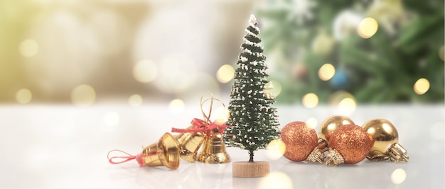 Gedecoreerde kerstboom hangend aan pijnboomtakken geschenkdozen en ornamenten