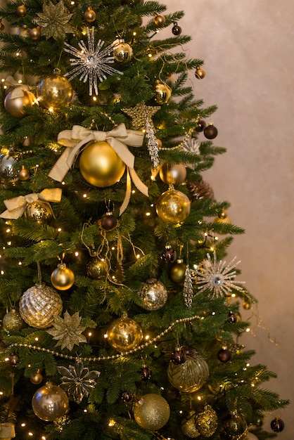 Gedecoreerde kerstboom in bruine en gouden tinten.