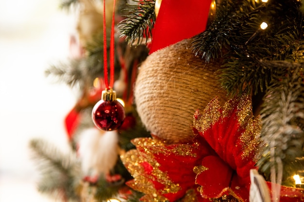 Foto gedecoreerde kerstboom in de kamer close-up