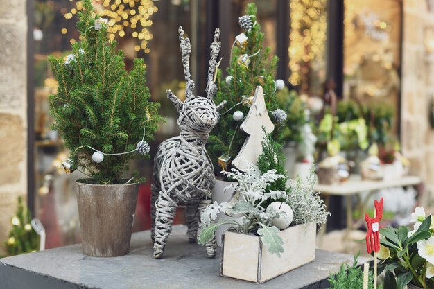 Gedecoreerde kerstboom in een witte pot in een winkel