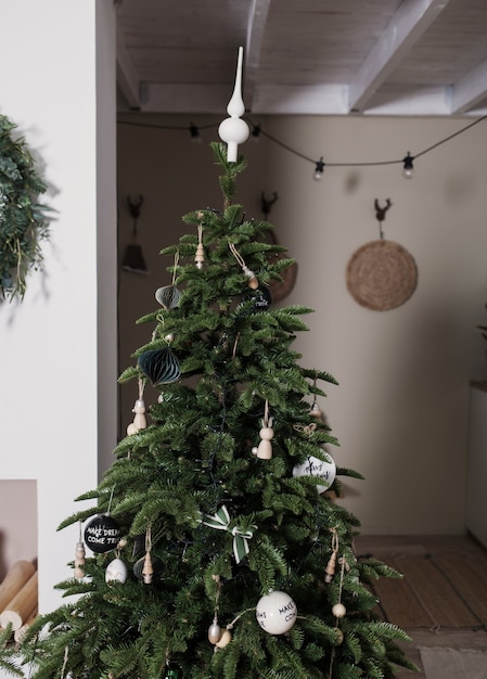 Gedecoreerde kerstboom met ballen en cadeautjes voor het nieuwe jaar