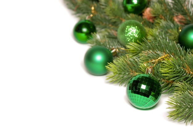 Gedecoreerde kerstboom met groene ballen geïsoleerd over witte achtergrond