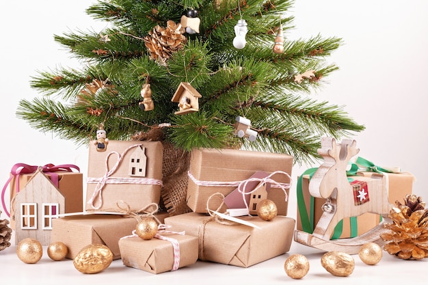 Gedecoreerde kerstboom met ingepakte cadeaus
