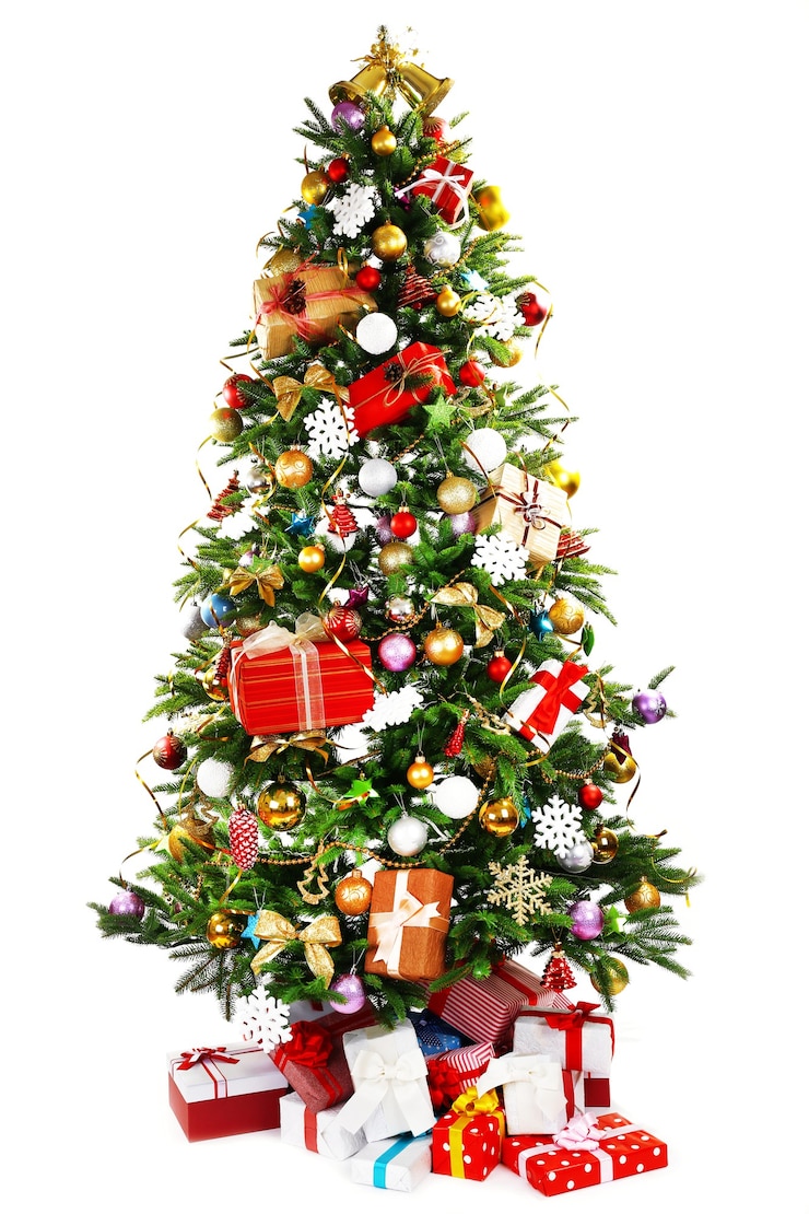 Foto gedecoreerde kerstboom op wit wordt geïsoleerd
