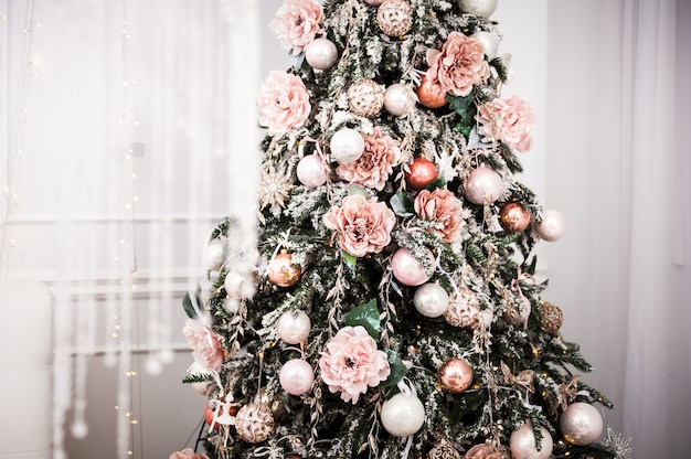 Gedecoreerde kerstboom voor de feestdagen