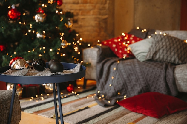 Foto gedecoreerde kerstkamer met prachtige dennenboom